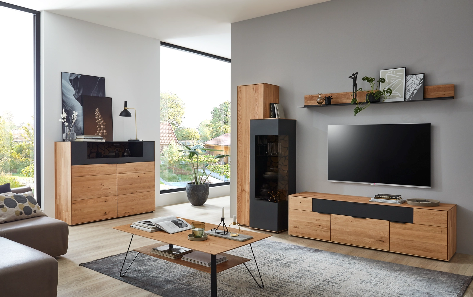 Wohnzimmer mit Holz-Wohnwand, Fernseher, Kamin und Couchtisch im modernen, skandinavischen Stil. plaintext Kopieren Bearbeiten
